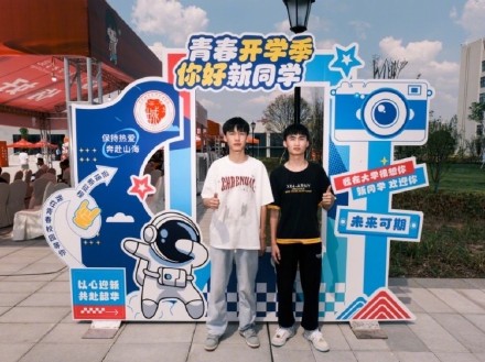 重庆一高校开学迎来五对双胞胎