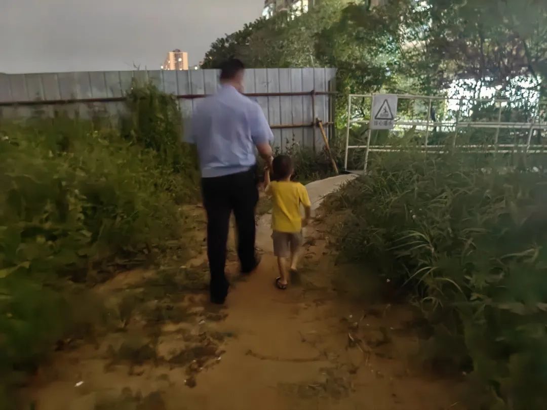 粗心爸爸高速路口“丢娃”,孩子上演“教科书”式操作! 粗心爸爸高速路口“丢娃”,孩子上演“教科书”式操作!