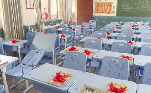 多地学校创新午休方式 引入可躺式课桌椅
