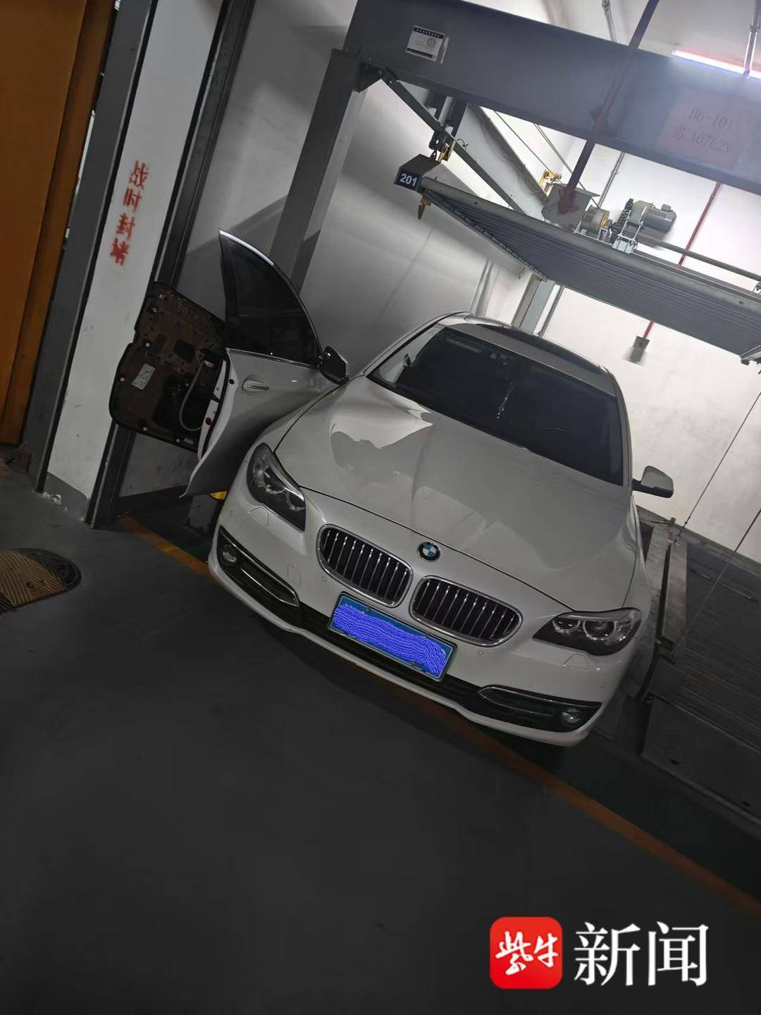 男子倒车时疏于观察,立体车库钢梁折断小轿车车门 男子倒车时疏于观察,立体车库钢梁折断小轿车车门