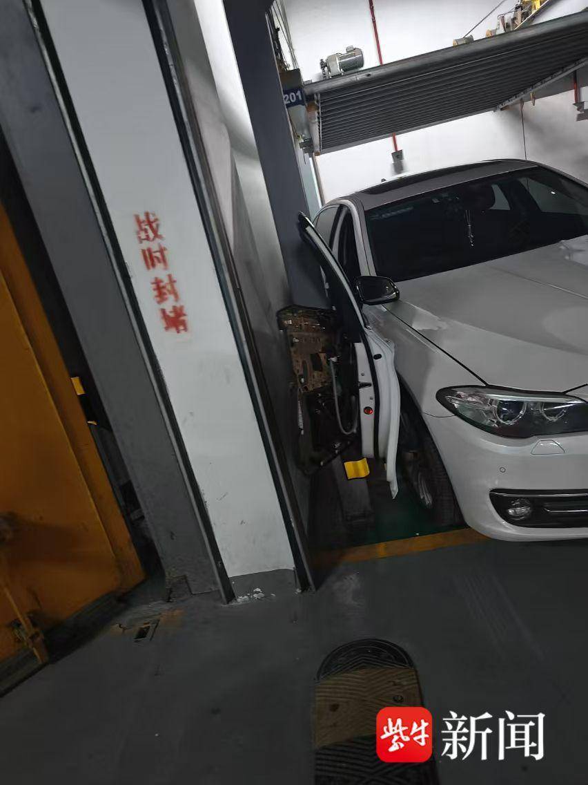 男子倒车时疏于观察,立体车库钢梁折断小轿车车门 男子倒车时疏于观察,立体车库钢梁折断小轿车车门