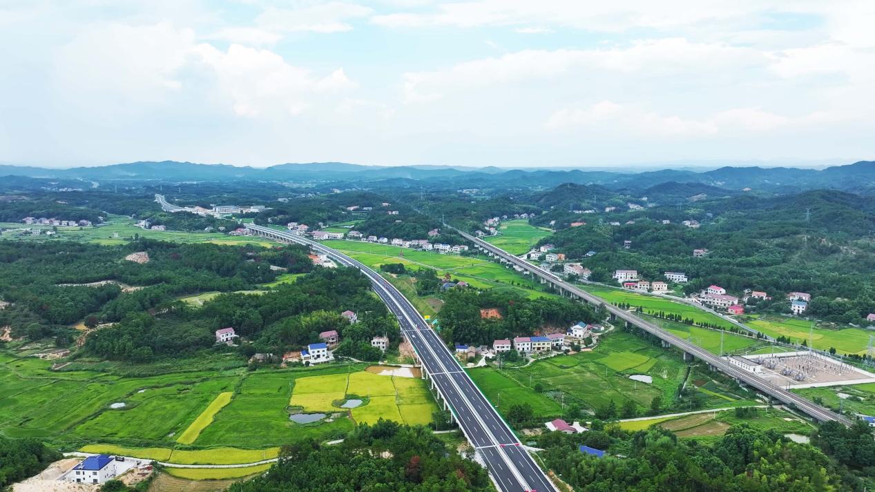 湖南高速再+1 白南高速正式建成通车