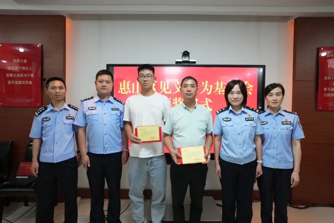 台风夜,这对父子毅然下水…… 台风夜,这对父子毅然下水……