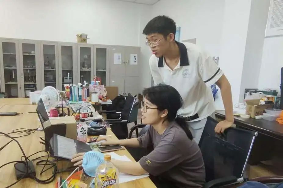 夺冠后，大学生团队手写了5个字！网友点赞：真争气