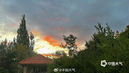 北京:雨后层云映朝晚 霞光秋风唤远山 北京:雨后层云映朝晚 霞光秋风唤远山