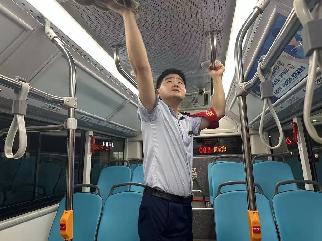 生死一瞬！重庆公交司机停车救人 一把拉回欲跳桥轻生女子