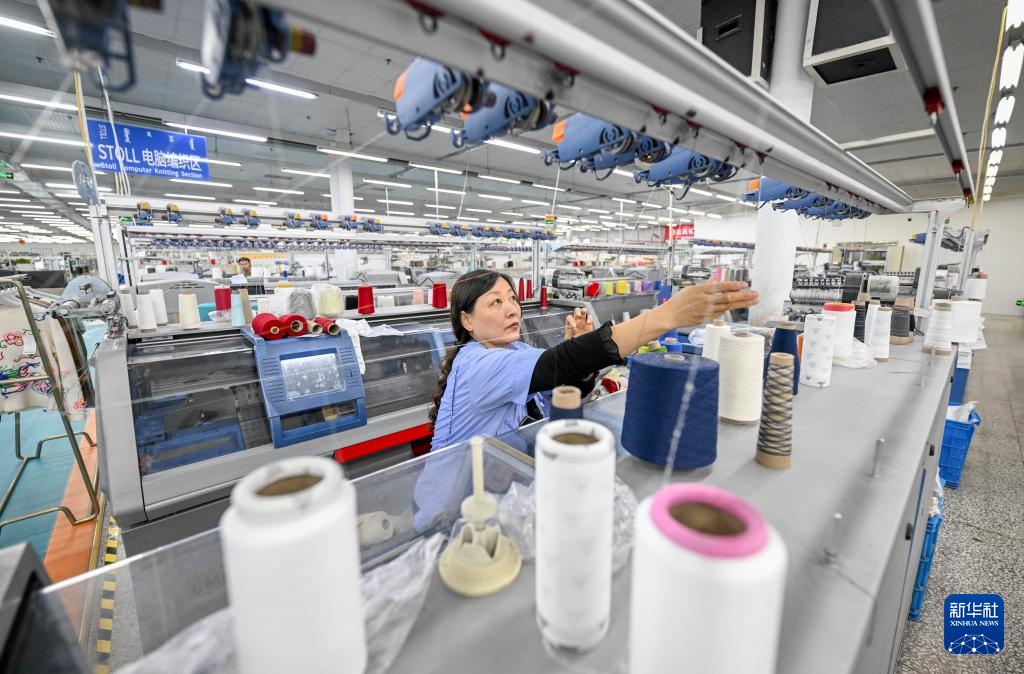 内蒙古鄂尔多斯：羊绒制品生产忙