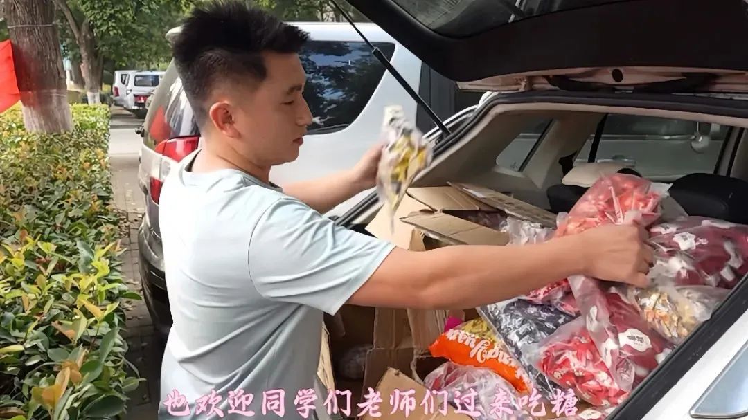 高校一食堂窗口暂停营业，学生排着队"随礼"！啥情况？