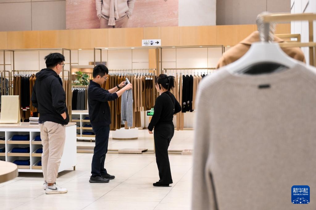 内蒙古鄂尔多斯：羊绒制品生产忙