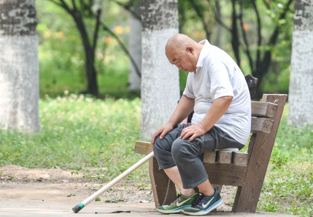 起身“眼前一黑”竟是老年痴呆的前兆？8个老年痴呆的信号要知道