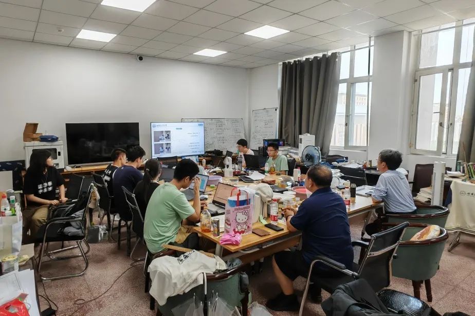 夺冠后，大学生团队手写了5个字！网友点赞：真争气