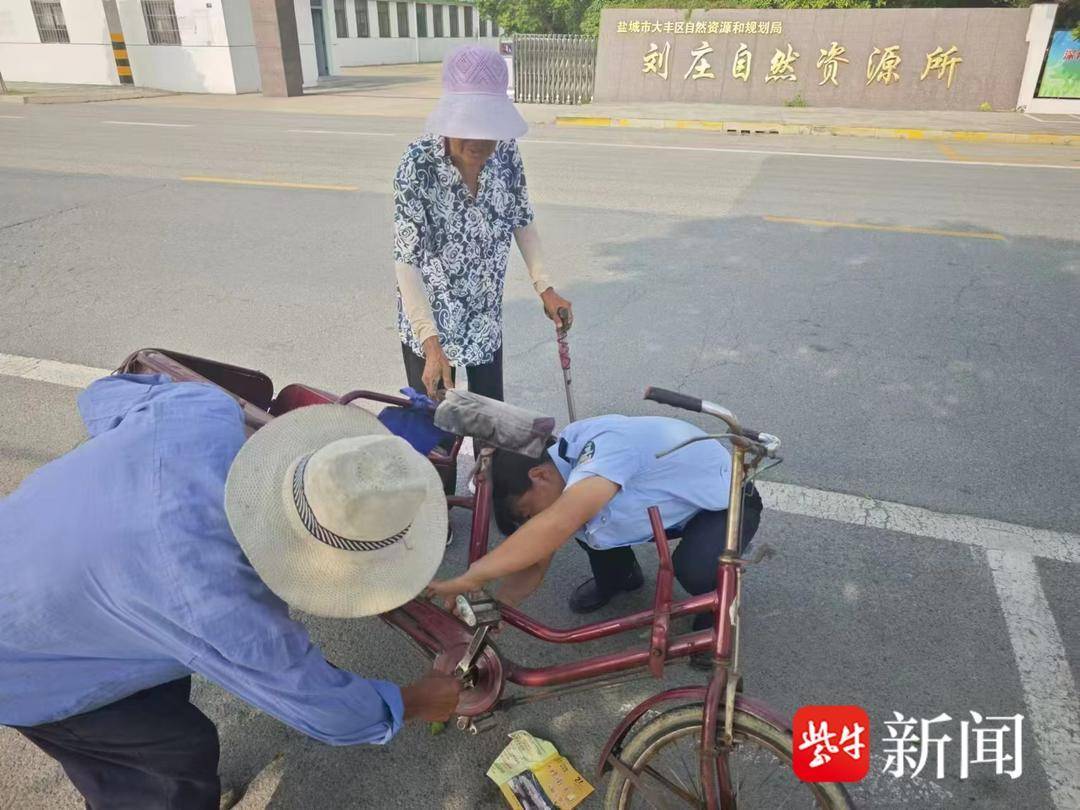 辅警化身“修理工”,为民修车解难题 辅警化身“修理工”,为民修车解难题