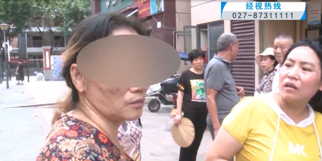 割双眼皮，祛眼袋！73岁老人买菜遇免费修眉，稀里糊涂上了手术台......