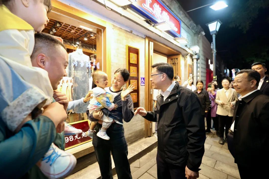 尝美食、购摆件,李家超点赞北京文化生活 尝美食、购摆件,李家超点赞北京文化生活