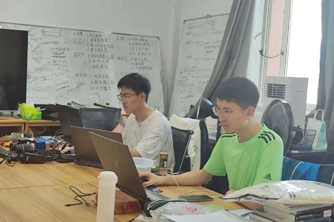 夺冠后，大学生团队手写了5个字！网友点赞：真争气