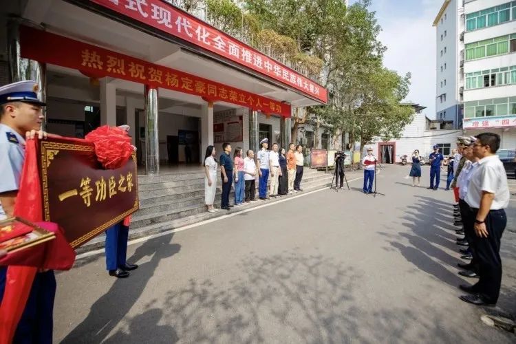 “一等功臣之家”牌匾送到家！重庆这名消防员家乡人好光荣！