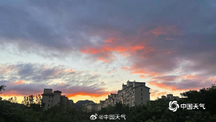 北京:雨后层云映朝晚 霞光秋风唤远山 北京:雨后层云映朝晚 霞光秋风唤远山