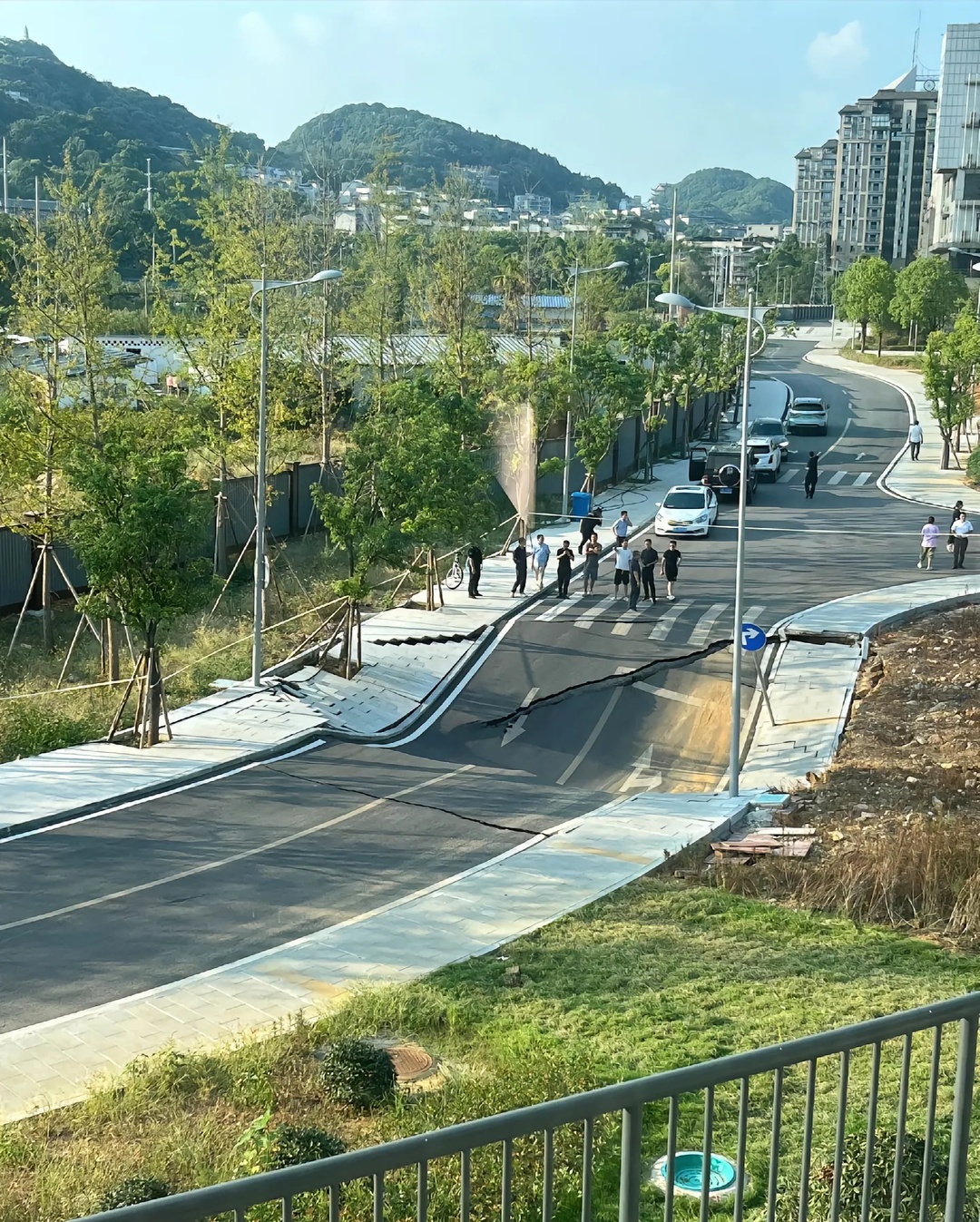 重庆邮电大学发生路面坍塌，“面积目测达上百平方米”！官方回应