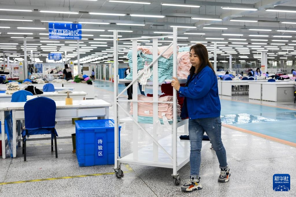 内蒙古鄂尔多斯：羊绒制品生产忙