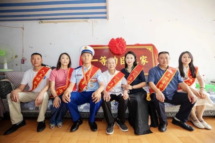 “一等功臣之家”牌匾送到家！重庆这名消防员家乡人好光荣！