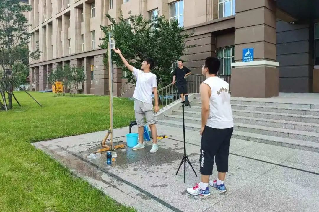 夺冠后，大学生团队手写了5个字！网友点赞：真争气