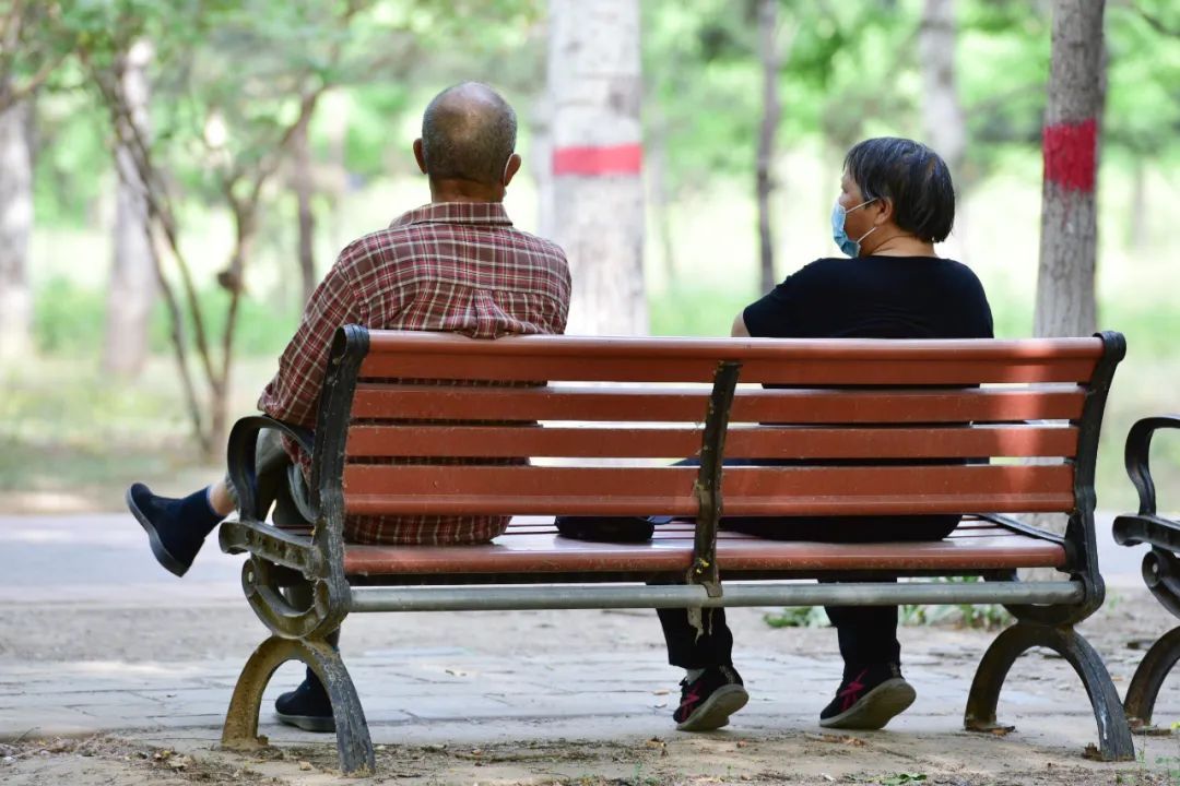 起身“眼前一黑”竟是老年痴呆的前兆？8个老年痴呆的信号要知道