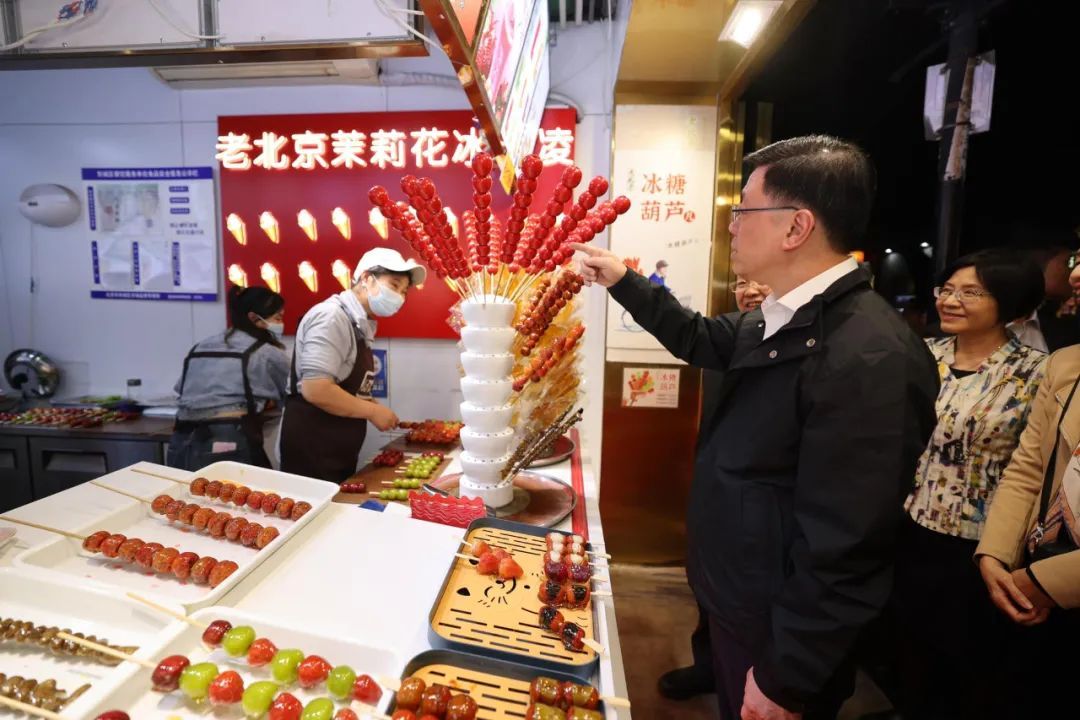 尝美食、购摆件,李家超点赞北京文化生活 尝美食、购摆件,李家超点赞北京文化生活