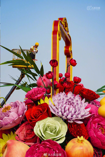 抢先看!今年国庆大花篮有金葫芦和红辣椒 抢先看!今年国庆大花篮有金葫芦和红辣椒