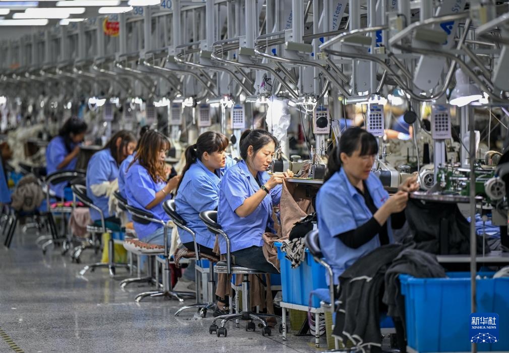 内蒙古鄂尔多斯：羊绒制品生产忙