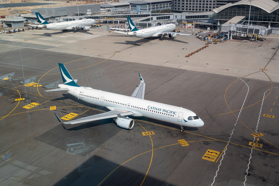 国泰航空回应乘客被辱骂事件:拒绝2名辱骂者未来搭乘旗下任何航班 国泰航空回应乘客被辱骂事件:拒绝2名辱骂者未来搭乘旗下任何航班