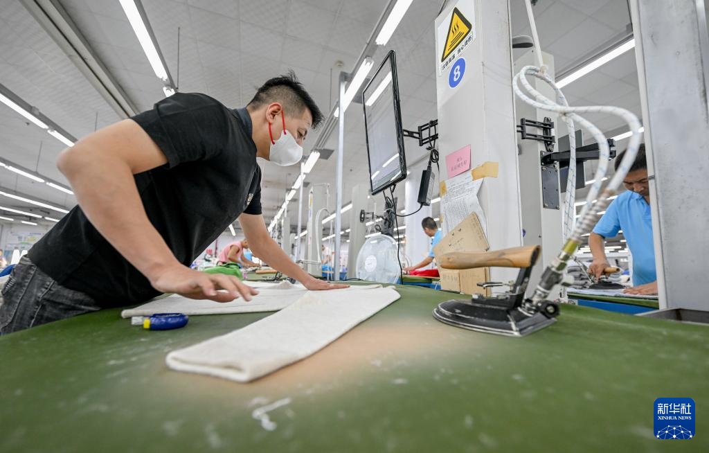 内蒙古鄂尔多斯：羊绒制品生产忙