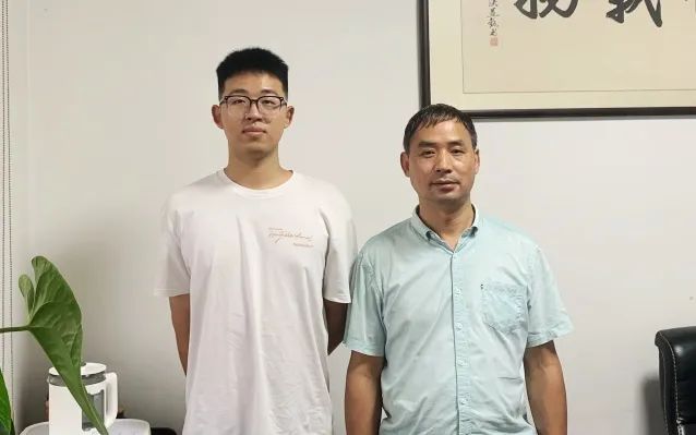 台风夜,这对父子毅然下水…… 台风夜,这对父子毅然下水……