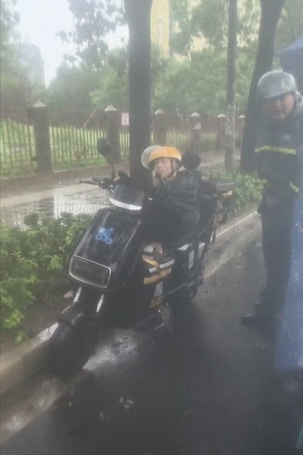 外卖小哥疑劳累过度雨中去世？最新回应