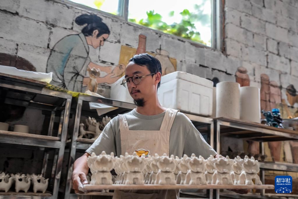 从飞檐到摆件：云南“瓦猫”的艺术蜕变