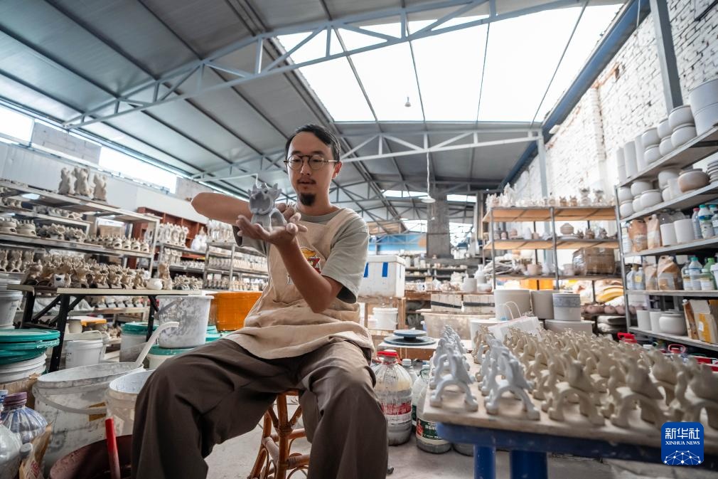 从飞檐到摆件：云南“瓦猫”的艺术蜕变