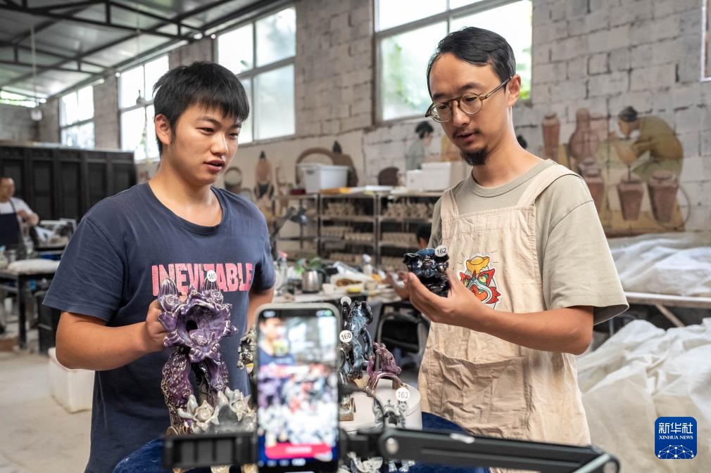 从飞檐到摆件：云南“瓦猫”的艺术蜕变