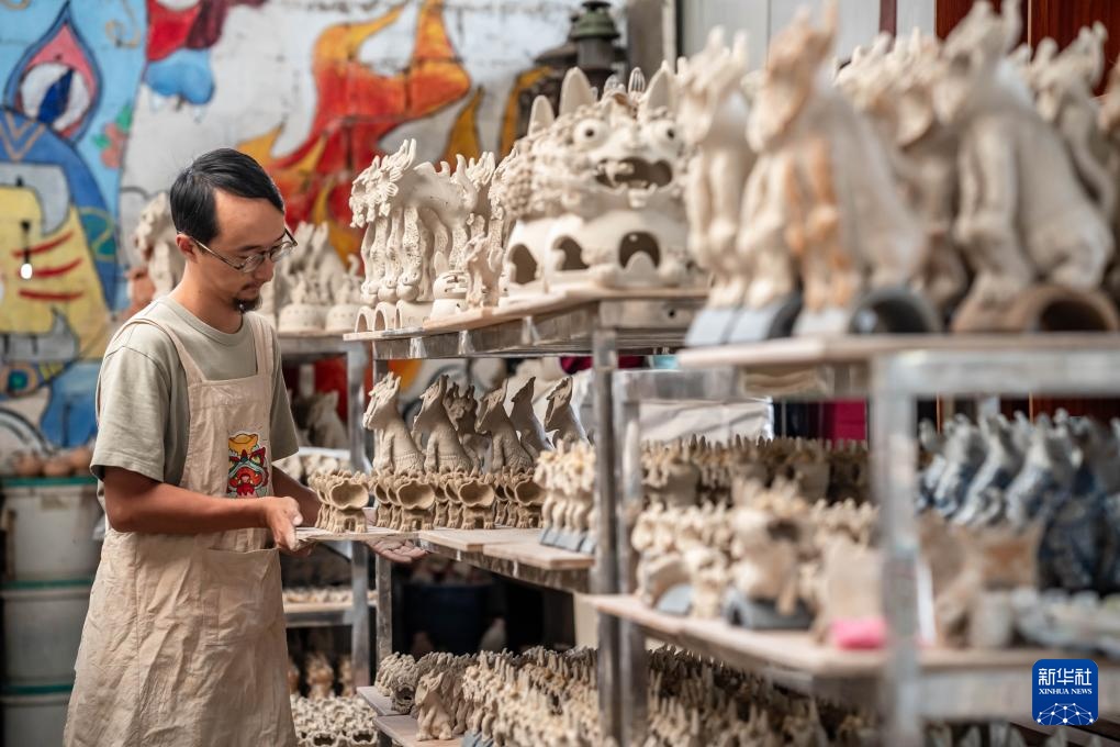 从飞檐到摆件：云南“瓦猫”的艺术蜕变