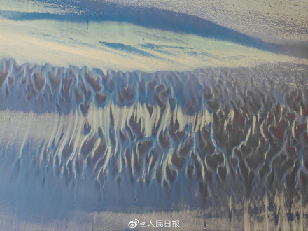 绝美！钱塘江退潮后现羽毛状纹理