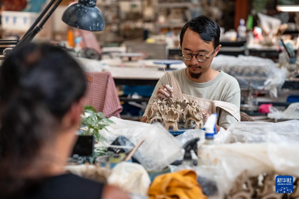 从飞檐到摆件：云南“瓦猫”的艺术蜕变