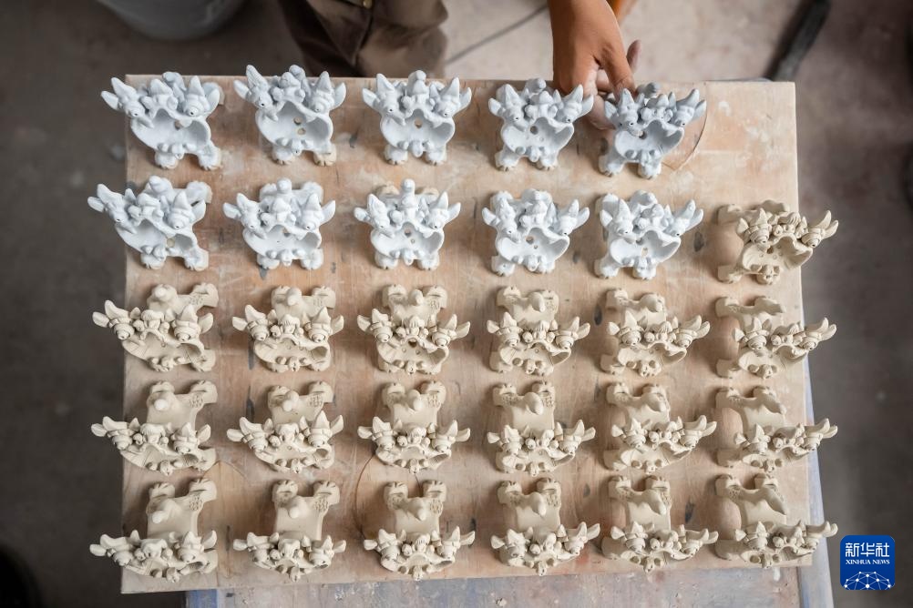 从飞檐到摆件：云南“瓦猫”的艺术蜕变