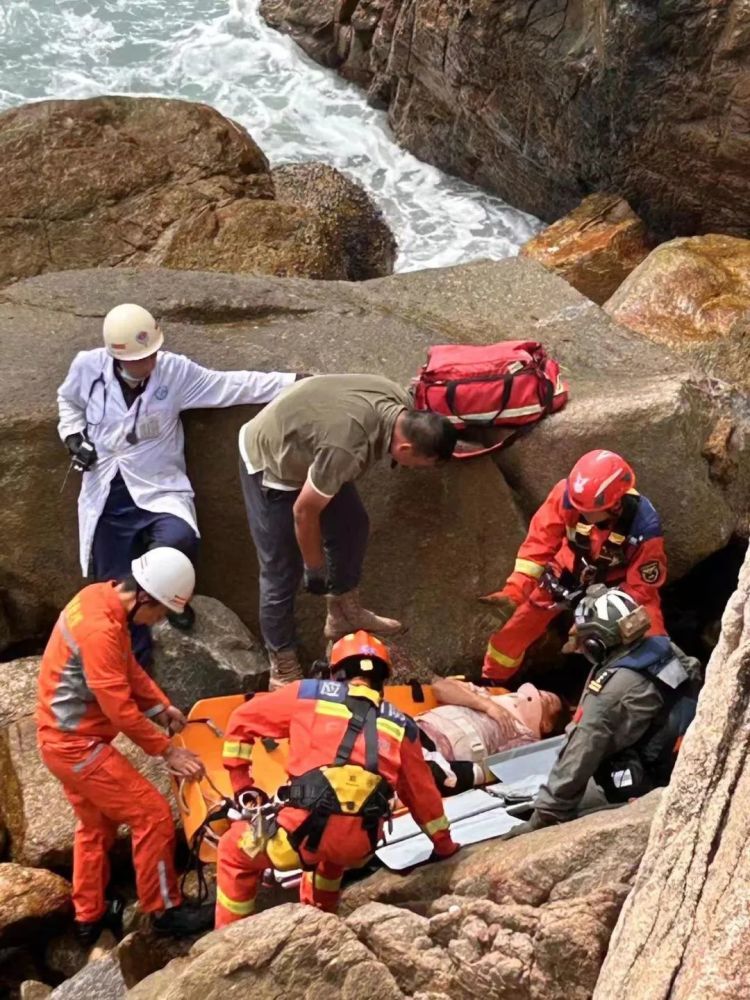 惊险！游客失足坠崖，直升机紧急救援