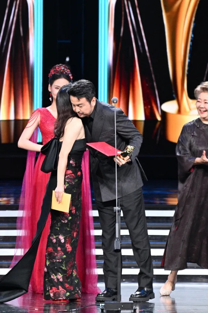 赵丽颖获“飞天奖”，本人深夜发文回应