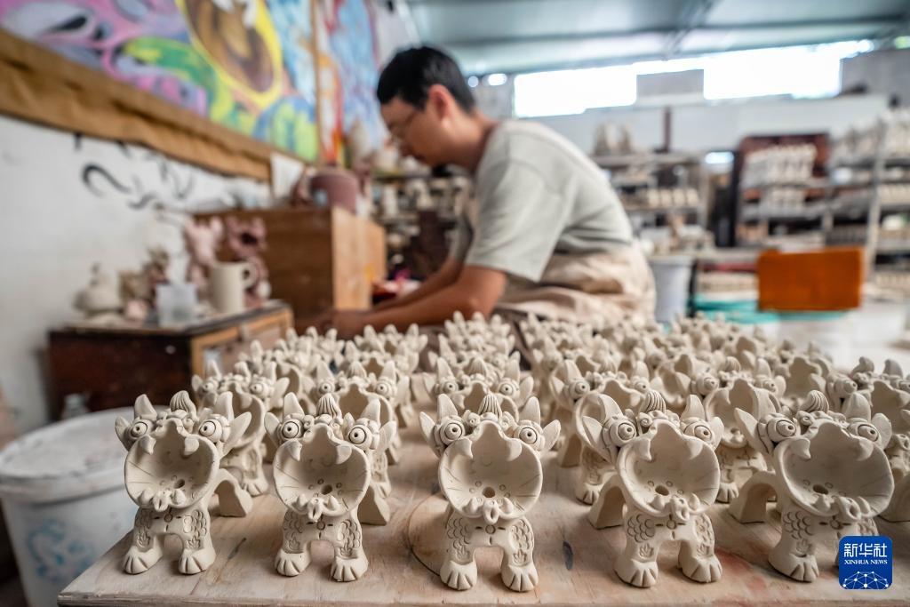 从飞檐到摆件：云南“瓦猫”的艺术蜕变