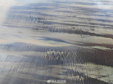 绝美！钱塘江退潮后现羽毛状纹理