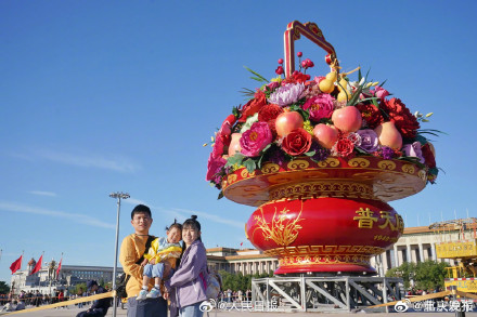 祝福祖国！国庆大花篮亮相天安门广场