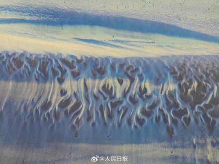 绝美！钱塘江退潮后现羽毛状纹理
