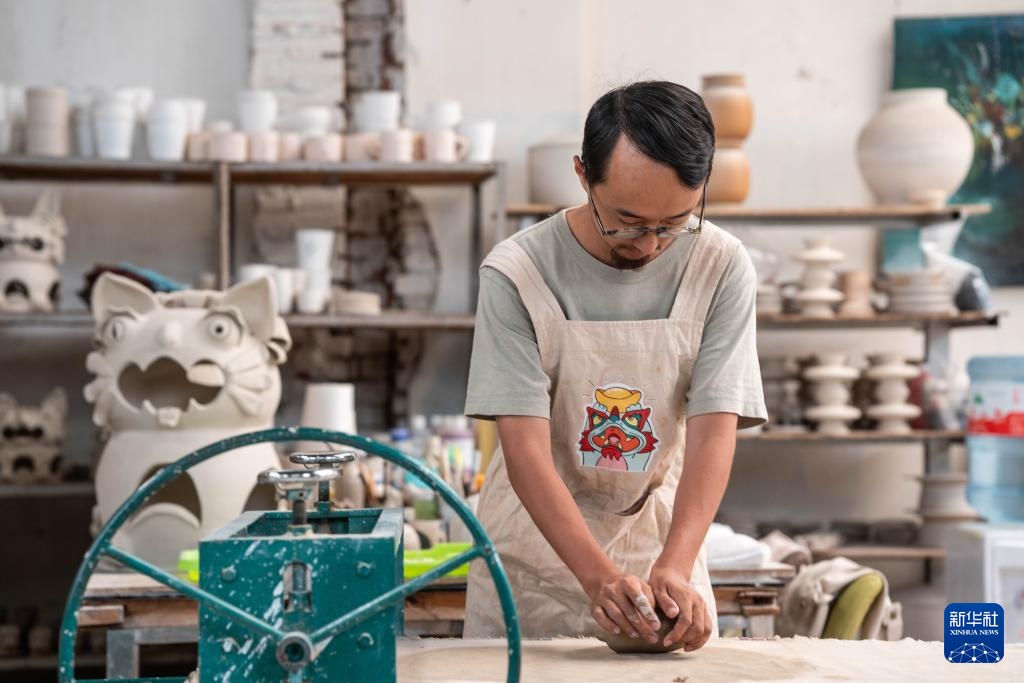 从飞檐到摆件：云南“瓦猫”的艺术蜕变