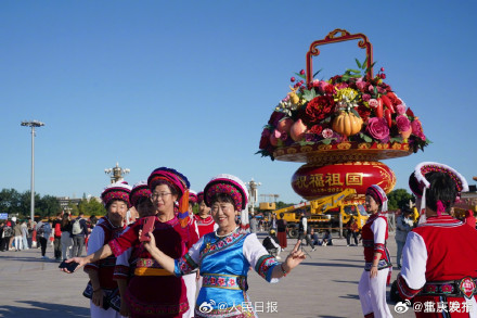 祝福祖国！国庆大花篮亮相天安门广场