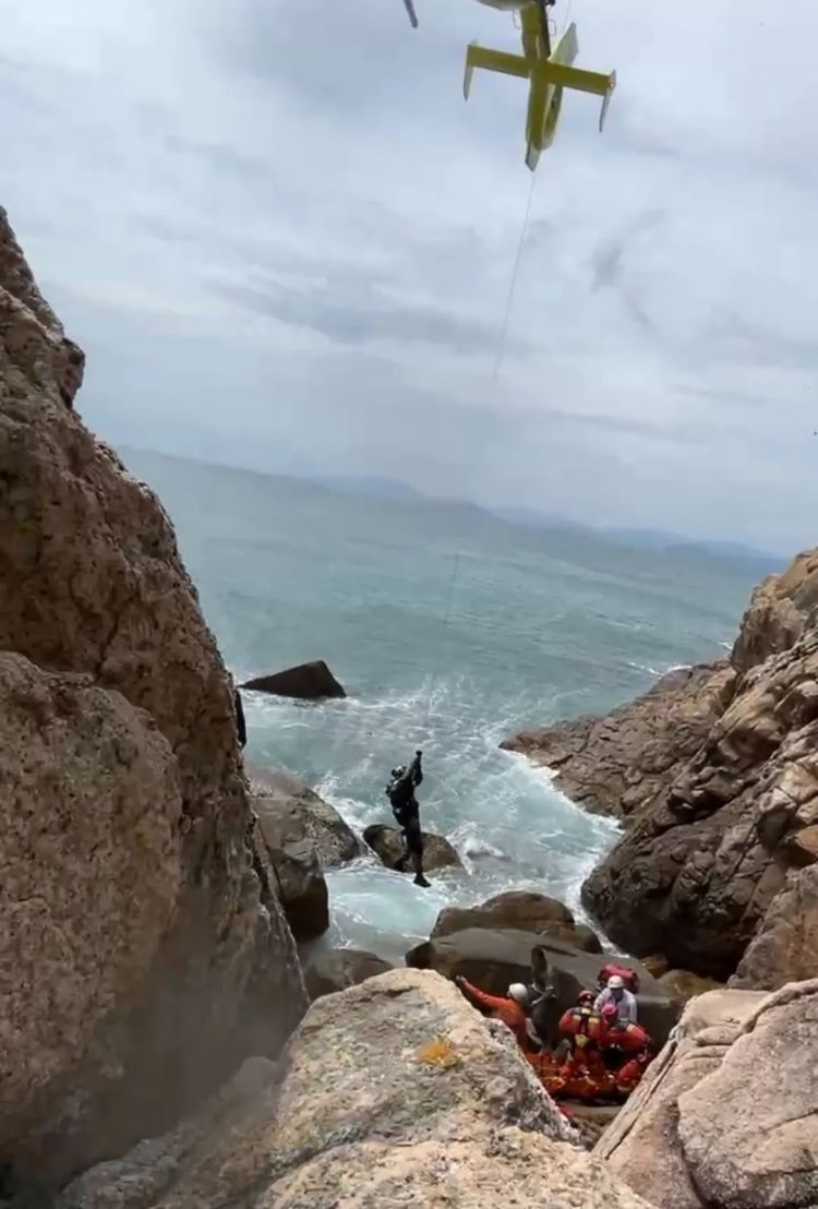 惊险！游客失足坠崖，直升机紧急救援