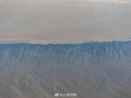 绝美！钱塘江退潮后现羽毛状纹理